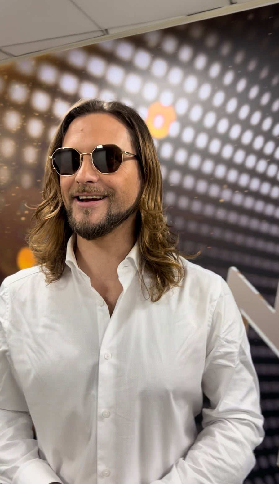 On the Radio Gold / Bown by Luis Jara