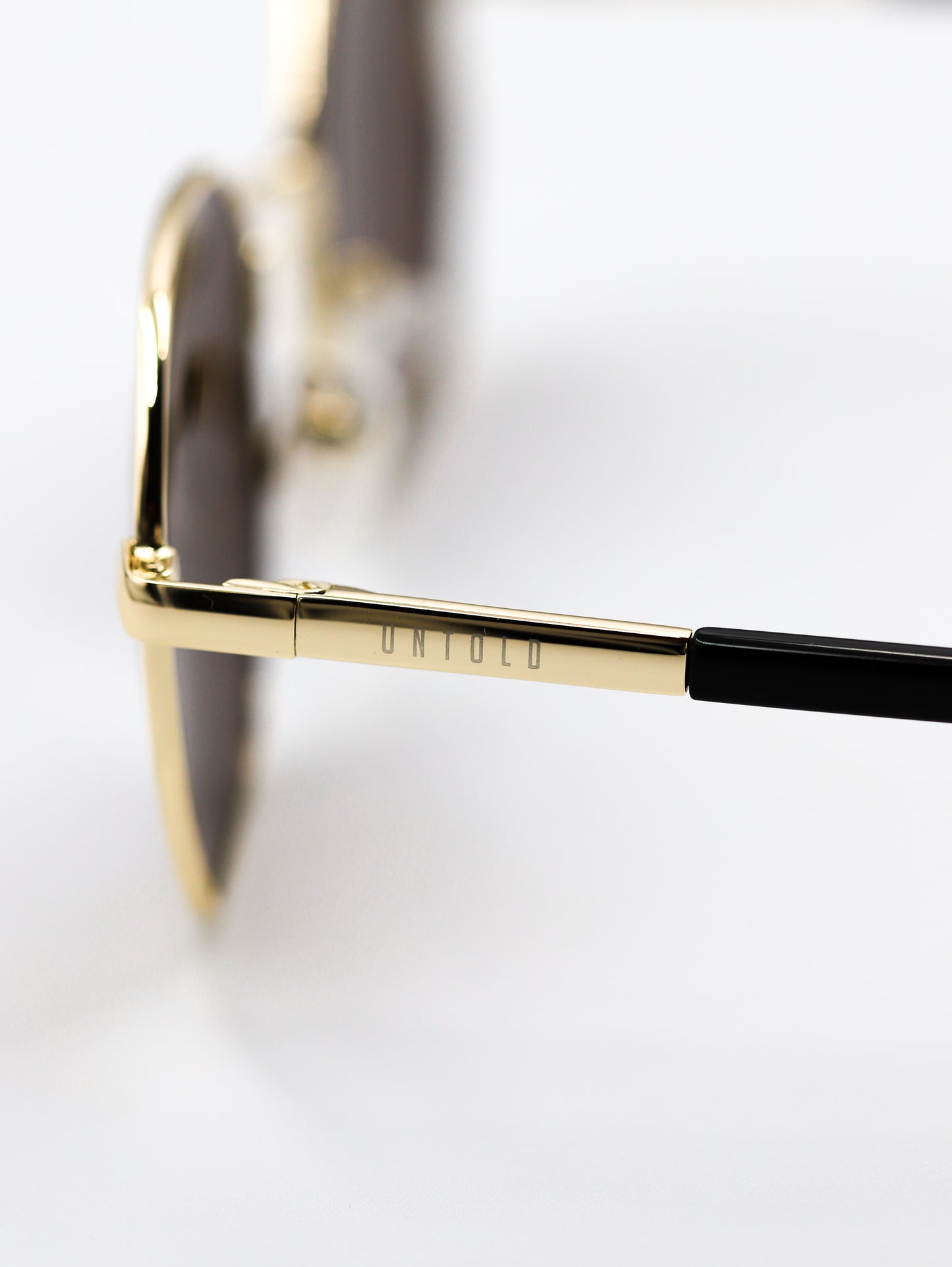 On the Radio Gold / Bown by Luis Jara