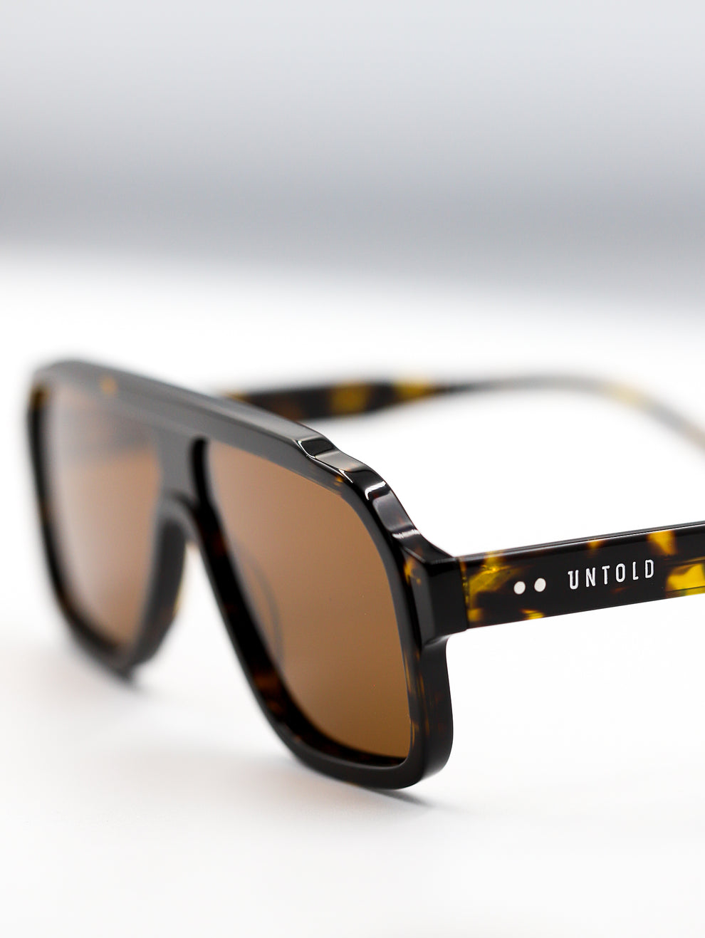 Lentes de sol Untold Senna Tigris en uso